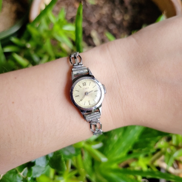 Vintage Timex Dainty Silver Watch - Picture 2 of 11